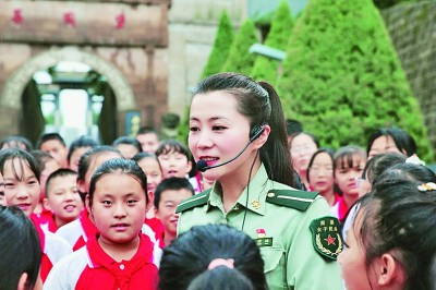 全国优秀讲解员王倩楠在为学生讲解。光明图片