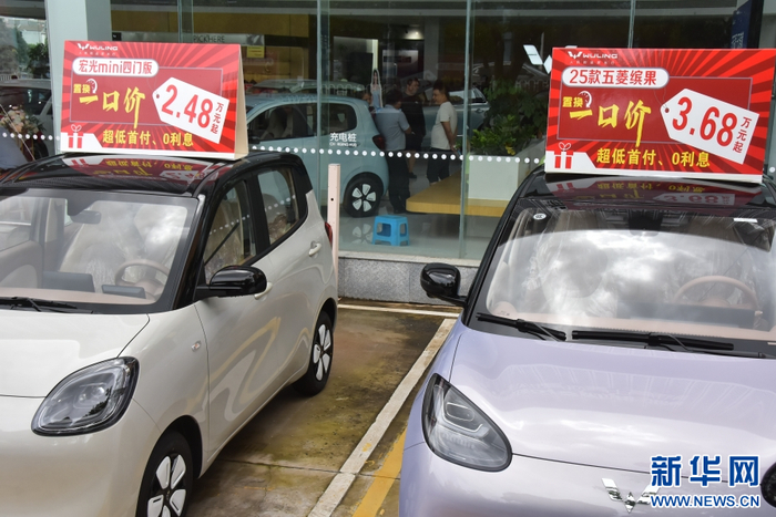 在云南省蒙自市多家汽车专卖店，多款车型购车优惠力度大（6月29日摄）。新华网发（薛莹莹 摄）