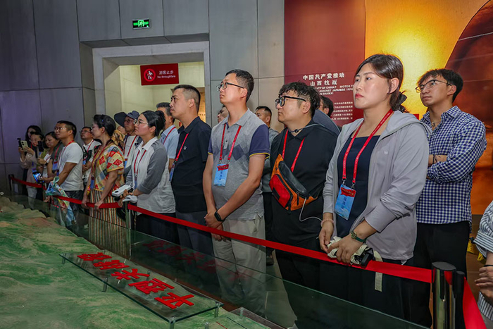 网络名人和媒体代表参观平型关大捷纪念馆