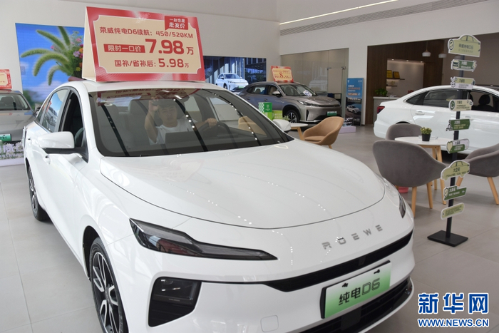 在云南省蒙自市多家汽车专卖店，多款车型购车优惠力度大（6月29日摄）。新华网发（薛莹莹 摄）
