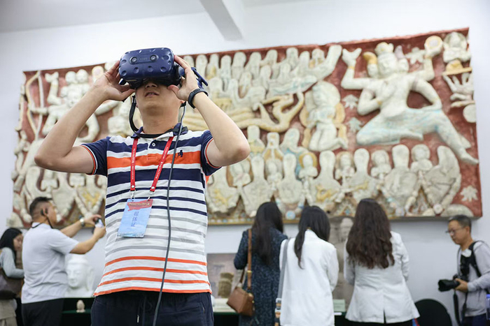 网络名人和媒体代表在云冈研究院沉浸式体验文物数字化成果