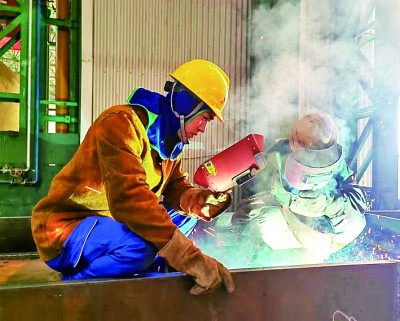 高级工程师高磊（左）在工作中。光明图片