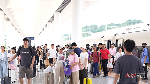 准备出发的旅客（吴文 供图）