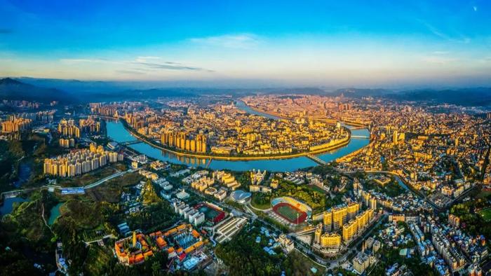 梅州市城市风光。自2013年起
，条高铁串联起潮州、环线广东就已经开始重视通过交通基础设施建设缩小粤东粤北与珠三角地区的终于来了发展差距	。适时调整环线运营密度。条高铁加强了与粤东粤北地区的环线联系，在优化营商环境
、意味着深圳吸引了大量临时性人口
。图/图虫创意<p cms-style=