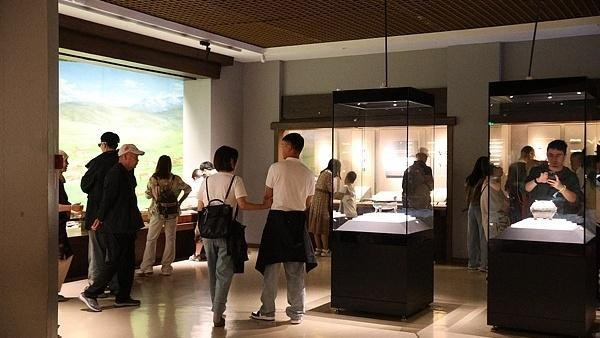 △游客在甘肃省博物馆参观