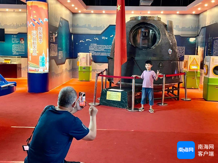 游客在文昌航天科普馆参观。记者 吴岳文 摄