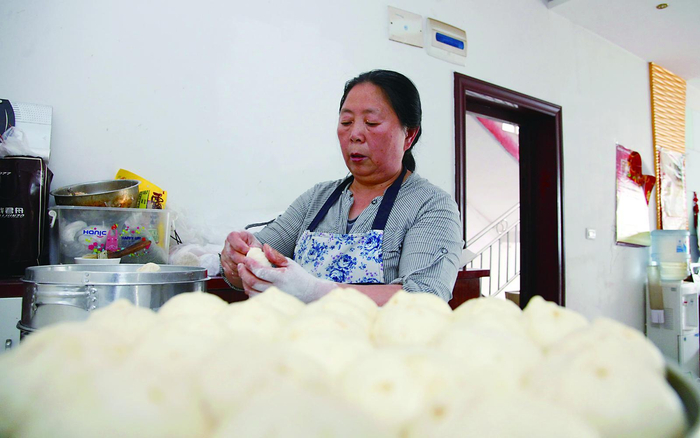     陈淑梅做包子