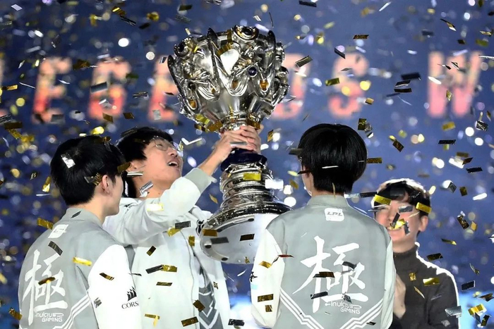 2018英雄联盟全球总决赛决赛：iG 3-0 FNC iG战队斩获冠军/图源：视觉中国