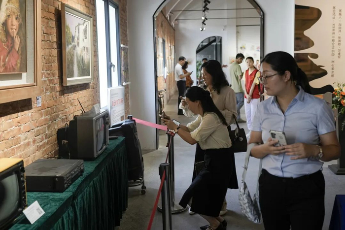 市民观看展出老物件。清远日报记者 李思靖 摄