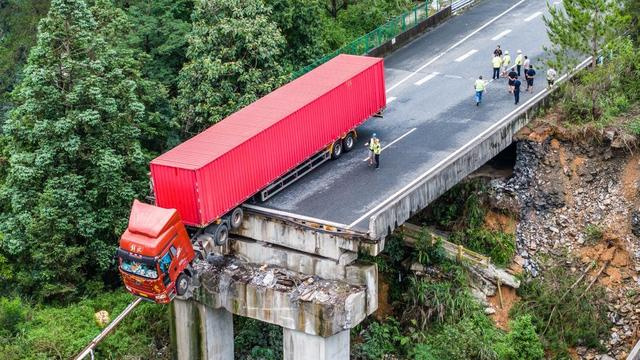 发生垮塌的猴子河特大桥引桥（6月24日摄，无人机照片）。新华社记者 陶亮 摄