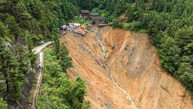 这是猴子河特大桥旁发生山体滑坡的三都县都江镇新合村民房（6月24日摄，无人机照片）。新华社记者 陶亮 摄