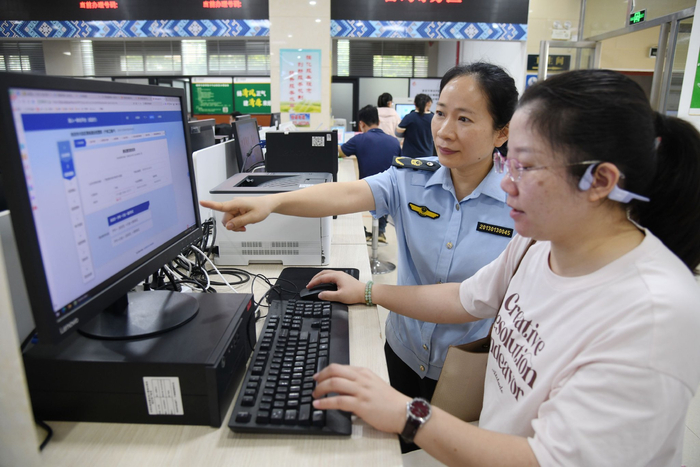 来宾市兴宾区市场监管局服务窗口工作人员热情指导个体工商户转型升级为公司