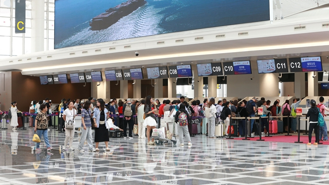 兰州中川国际机场T3航站楼值机区域旅客排队值机。张斌/摄
