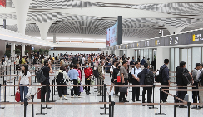 兰州中川国际机场T3航站楼安检区旅客正在排队安检。张斌/摄