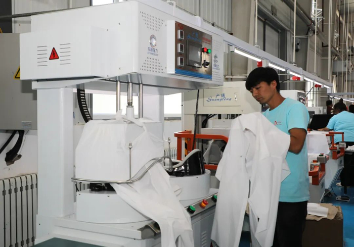 6月26日，新疆群衣邦服饰有限公司年产60万件（套）服装生产线项目在库尔勒经济技术开发区正式投产。