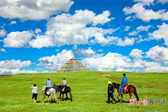 合作市美仁草原风光秀美，草场干净。新甘肃·甘肃日报通讯员王明远摄