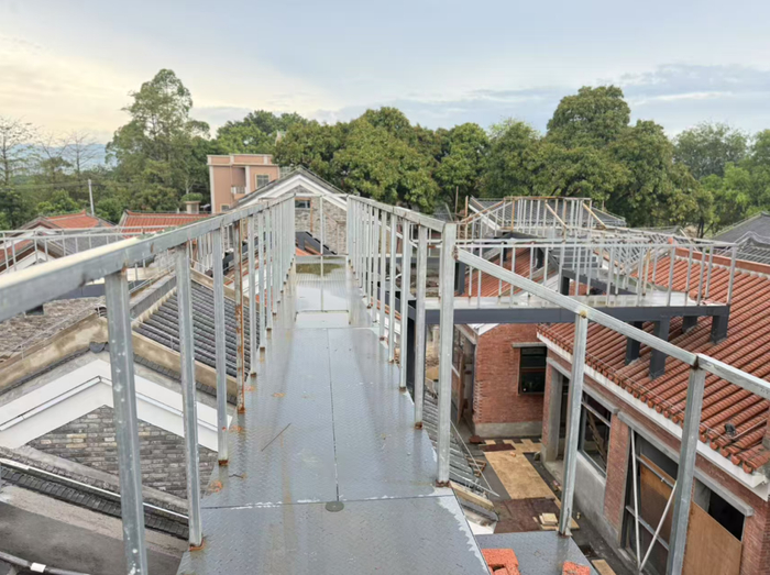 △项目的一大亮点是独具特色的屋顶观景廊道。肇庆市融媒体中心记者 陈明红 摄