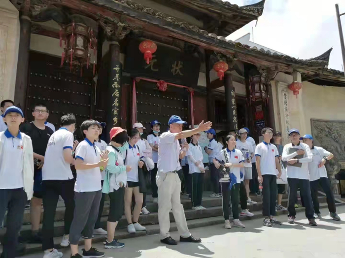 退休老教师缪春明为青少年讲解犀溪状元文化、千年名村文化。