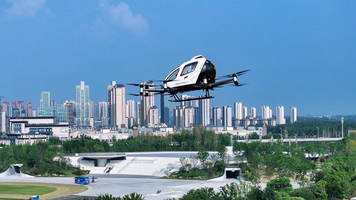 合翼航空运营的EH216-S航空器在骆岗公园上空飞行