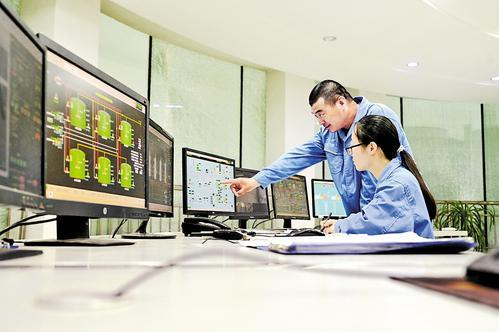     6月14日，在安平县河北京安生物能源科技股份有限公司中控室内，工作人员在查看沼气发电机组运行状态。 本报记者焦磊摄