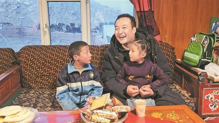 刘艳亭下乡调研。程宦宁 摄