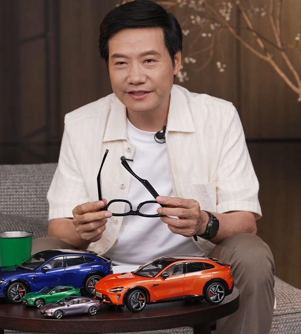 雷军摘下眼镜 直播画面截图