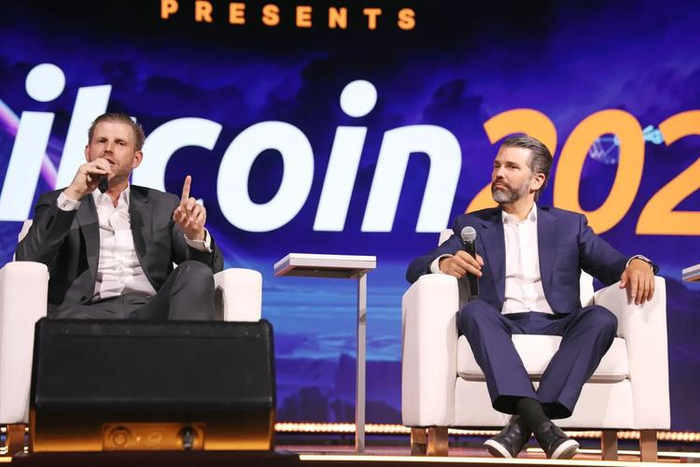 埃里克·特朗普（左）和小唐纳德·特朗普在比特币 2025 大会上。图片来源：彭博社