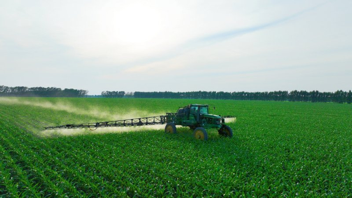 自走式喷药机进行夏管作业