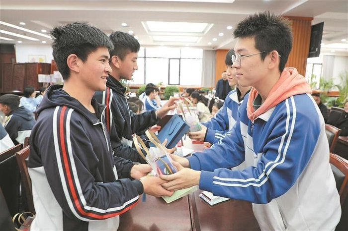 玉树州第二民族高级中学学生与首师大附中学生交换礼物。州教育局供图