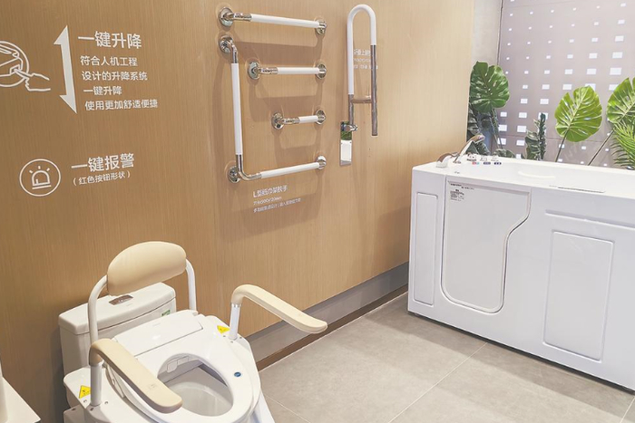 九牧适老化卫浴产品为老年人构建全方位安全体系。福建日报记者 赖昊拓 摄