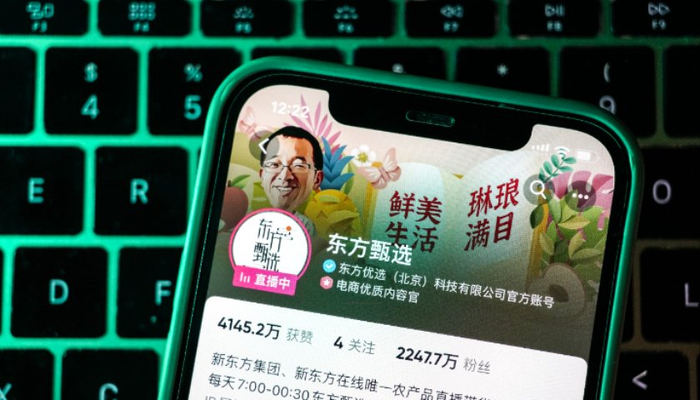 面对舆论压力，海报经历两次修改、删除，但争议仍未平息，最终活动取消。