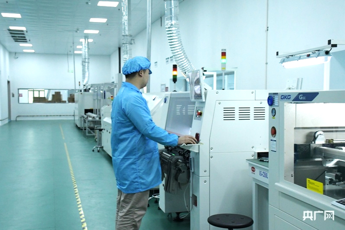 工人正在操作智能设备（央广网发  李文欣  摄）