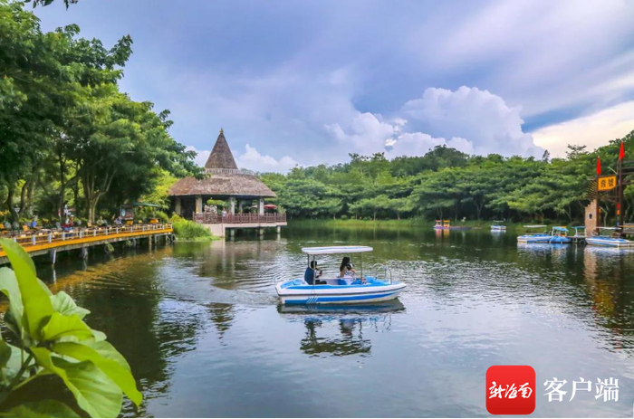 湖上游船，怡然自得。