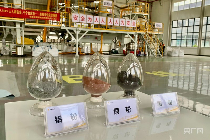 福建优锂新能源公司废旧锂电池破碎生产线（央广网记者  罗晓英  摄）