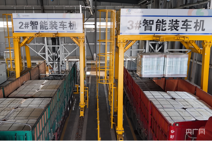 智能装车机正在装卸货物（央广网发  龙合智能供图）