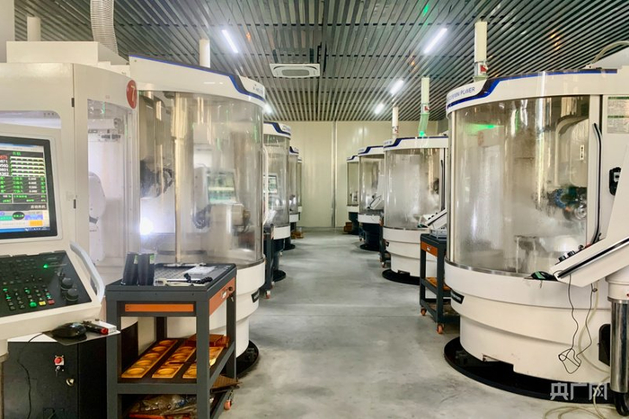 在福建金伯龙金属制品有限公司生产车间，机器正加紧生产产品（央广网记者  罗晓英  摄）