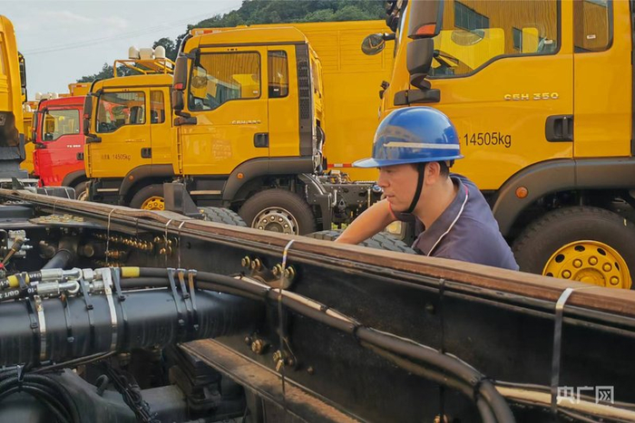 工人正在组装车辆部件（央广网发  龙岩市融媒体中心供图）