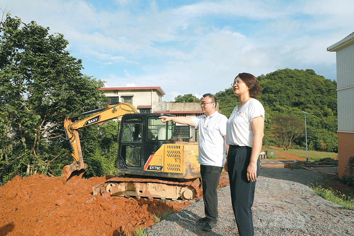 图为湖南省资兴市纪检监察干部在白廊镇白廊村，对滑坡地质灾害隐患点的治理情况进行抽查。本报记者 刘远航 摄
