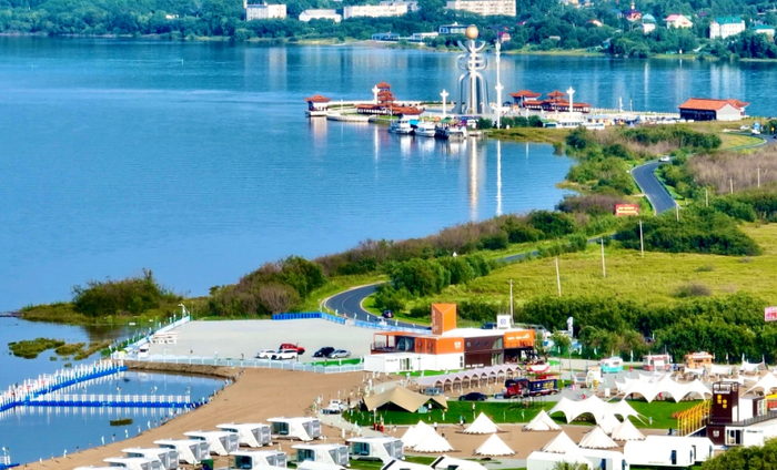  抚远市贝壳沙滩营地。新华网发（抚远市委宣传部供图）