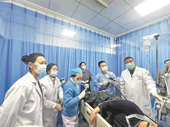 传帮带，打造一支带不走的医疗团队。程宦宁 摄