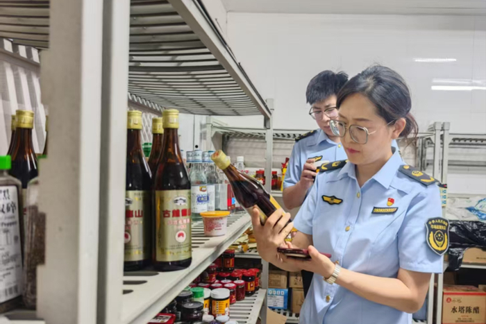 执法人员开展食品安全检查。伊春市市场监管局供图