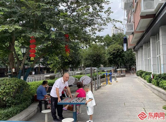 居民在小区内休闲娱乐。