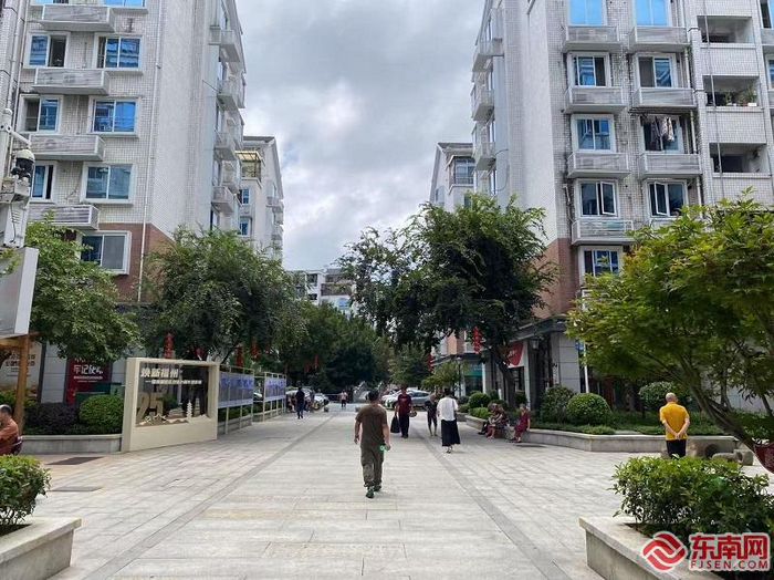 苍霞新城社区内干净整洁。