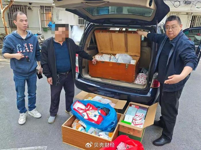 宝山警方在收药人陈某、于某家中查获大量涉案药品。警方供图