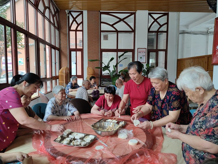 社区食堂开展包饺子活动。受访者 供图