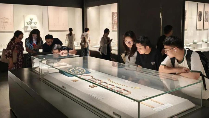 △游客夜间打卡河南博物院