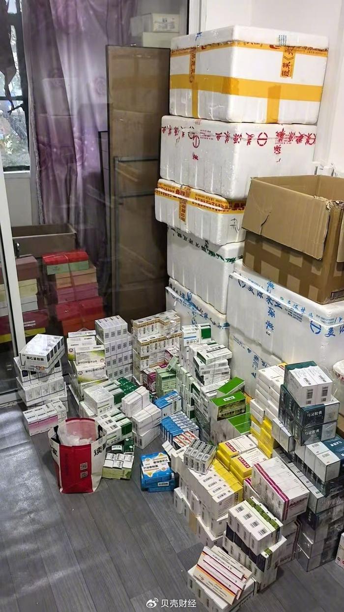 徐汇警方在滕某住处查获涉案大量药品以及记账本等。警方供图