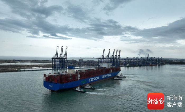 “中远海运洋浦”轮首航洋浦完成首次绿色甲醇加注。中远海运供图