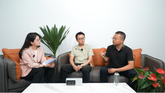 万池、王秋霖、主持人（从右至左）在直播现场