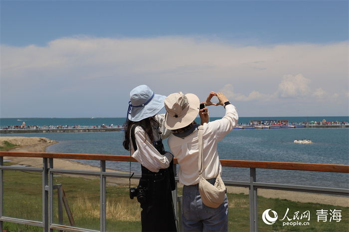 游客在青海湖拍照打卡。人民网 马可欣摄